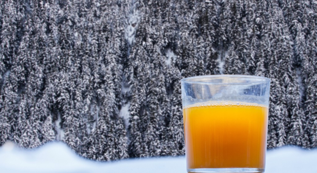 Desayuno bufette con zumo de naranja recién exprimido