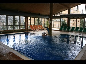 El Hotel TucBlanc te una piscina coberta climatitzada amb solarium i grans finestres amb vistes a la Vall 