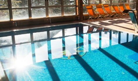 Piscina Cubierta con solarium. Hotel TucBlanc Baqueira