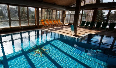 Piscina Cubierta con solarium. Hotel TucBlanc Baqueira